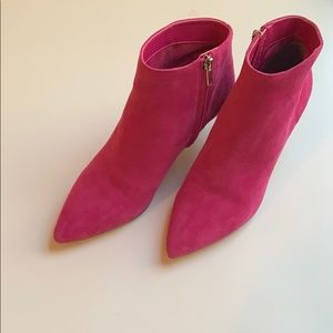 Suede kitten toe Sam Eldeman ankle boots